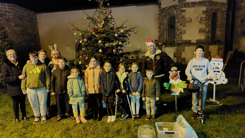 Le sapin de Noël illumine la place de l’église de Melrand